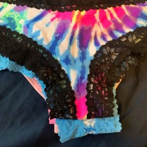 4 pair of Womens’ VS panties